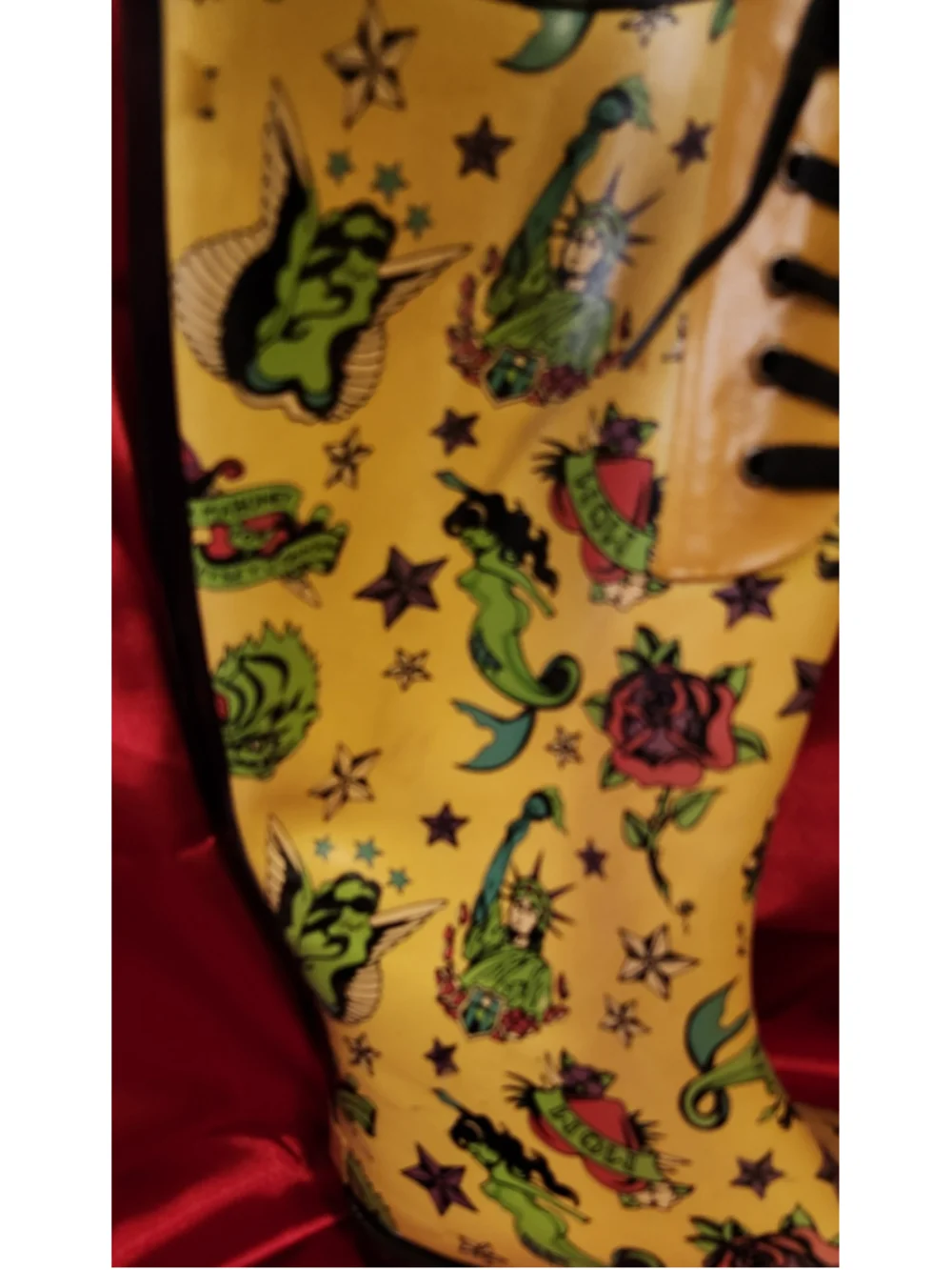 Betsey Johnson Tattoo Print Rain Boots Yellow Black size 8